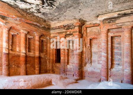 Intérieur de la tombe du Triclinium, Petra, Jordanie. Banque D'Images