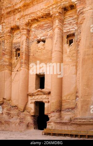 Vue sur le tombeau royal de l'Urn dans la ville antique de Petra dans Jordanie Banque D'Images