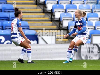 Amalie Eikeland (à droite), de Reading, célèbre le premier but de sa partie avec son coéquipier Brooke Chaplen lors du match de Super League féminin FA au Madejski Stadium, Reading. Banque D'Images