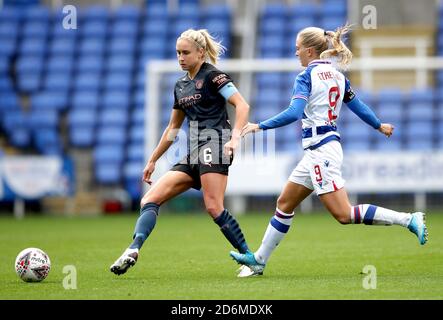 Steph Houghton de Manchester City (à gauche) et Amalie Eikeland de Reading se battent pour le ballon lors du match de Super League féminin FA au Madejski Stadium, Reading. Banque D'Images