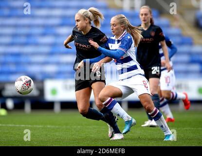 Steph Houghton de Manchester City (à gauche) et Amalie Eikeland de Reading se battent pour le ballon lors du match de Super League féminin FA au Madejski Stadium, Reading. Banque D'Images