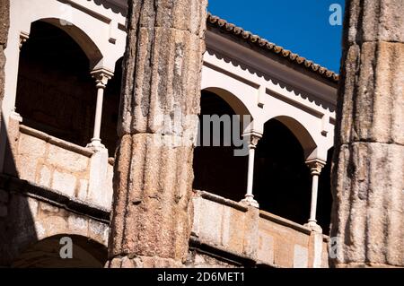 Colonnes cannelées du Temple de Diane au forum romain de Mérida, Espagne. Banque D'Images