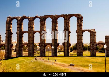 Les habitants de Mérida appellent l'aqueduc de Los Milagros « aqueduc miraculeux » pour l'admiration qu'il inspire, l'Espagne. Banque D'Images