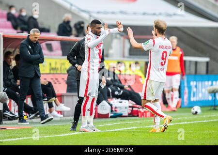 18 octobre 2020, Rhénanie-du-Nord-Westphalie, Cologne: Football: Bundesliga, 1er FC Cologne - Eintracht Frankfurt, 4ème jour de match dans le stade RheinEnergie. Anthony Modeste de Cologne (devant, l) est remplacé par Sebastian Andersson (devant, r) de Cologne, en arrière-plan se trouve l'entraîneur Adi Hütter (derrière, 2ème à partir de la gauche) de Francfort. Photo: Marcel Kusch/dpa - NOTE IMPORTANTE: Conformément aux règlements de la DFL Deutsche Fußball Liga et de la DFB Deutscher Fußball-Bund, il est interdit d'exploiter ou d'exploiter dans le stade et/ou à partir du jeu pris des photos sous forme d'images de séquence Banque D'Images