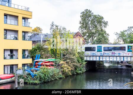 Un train terrestre traversant un pont au-dessus du canal Regent's à Camden Town, Londres, Royaume-Uni Banque D'Images