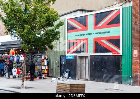 Un panneau publicitaire faisant la promotion du mois de l'histoire des Noirs, octobre 2020, sur Camden High Street, Londres, Royaume-Uni Banque D'Images