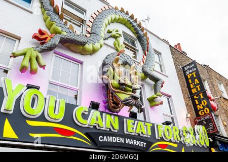 Un grand motif dragon sculpté sur la façade de Max Orient, un buffet chinois sur Camden High Street, Londres, Royaume-Uni Banque D'Images