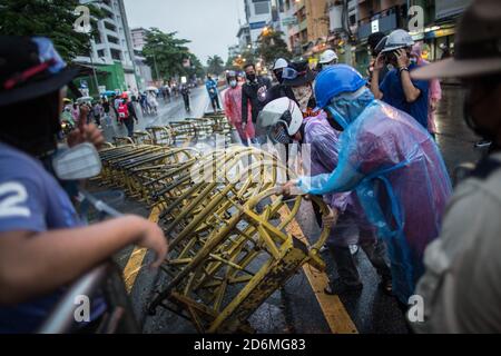 Bangkok, Thaïlande. 18 octobre 2020. Les manifestants pro-démocratie ont vu des barricades en mouvement lors d'une manifestation anti-gouvernementale dans la capitale thaïlandaise. Des milliers de manifestants pro-démocratie ont envahi les rues du monument de la victoire en demandant la démission du Premier ministre thaïlandais et la réforme de la monarchie pour le quatrième jour après un «état d'urgence sévère» déclaré par le Premier ministre Prayut Chan-o-cha. Crédit : SOPA Images Limited/Alamy Live News Banque D'Images