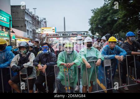 Bangkok, Thaïlande. 18 octobre 2020. Des manifestants pro-démocratie ont vu se tenir derrière des barricades lors d'une manifestation anti-gouvernementale dans la capitale thaïlandaise. Des milliers de manifestants pro-démocratie ont envahi les rues du monument de la victoire en demandant la démission du Premier ministre thaïlandais et la réforme de la monarchie pour le quatrième jour après un «état d'urgence sévère» déclaré par le Premier ministre Prayut Chan-o-cha. Crédit : SOPA Images Limited/Alamy Live News Banque D'Images