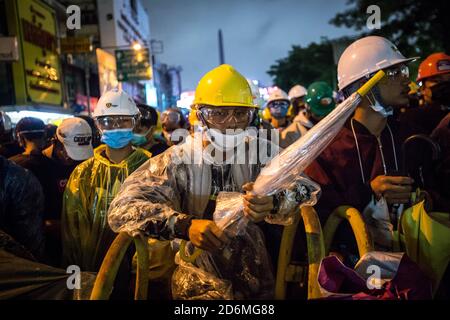 Bangkok, Thaïlande. 18 octobre 2020. Un manifestant pro-démocratie tenant un parapluie lors d'une manifestation anti-gouvernementale dans la capitale thaïlandaise. Des milliers de manifestants pro-démocratie ont envahi les rues du monument de la victoire en demandant la démission du Premier ministre thaïlandais et la réforme de la monarchie pour le quatrième jour après un «état d'urgence sévère» déclaré par le Premier ministre Prayut Chan-o-cha. Crédit : SOPA Images Limited/Alamy Live News Banque D'Images