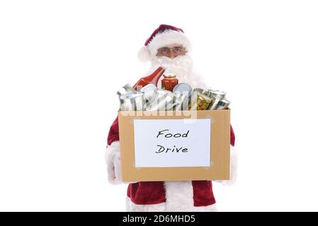 Homme âgé portant un costume traditionnel du Père Noël tenant une boîte en carton pleine de nourriture pour une campagne caritative. Isolé sur blanc. Banque D'Images