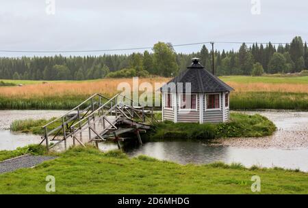 Belvédère sur une île sur un lac à Lorås, Jämtland, Suède Banque D'Images