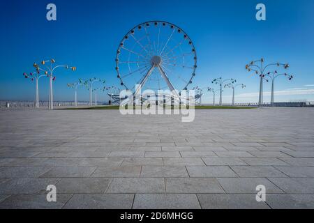 Baku Eye Ferris Wheel à une journée ensoleillée Banque D'Images