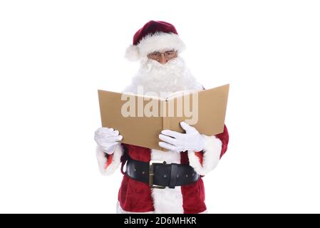 Homme âgé portant un costume traditionnel du Père Noël tenant son livre Naughty and Nice. Isolé sur blanc. Banque D'Images