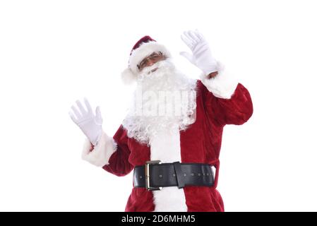 Homme âgé en costume traditionnel du Père Noël avec les mains dans l'air, surpris ou choqué. Isolé sur blanc. Banque D'Images