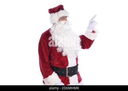 Vue latérale d'un homme âgé en costume traditionnel du Père Noël pointant d'une main. Isolé sur blanc. Banque D'Images