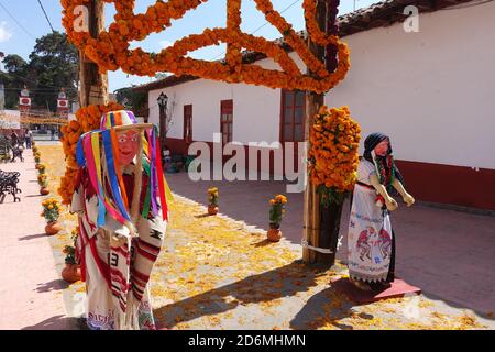 Situé à 20 minutes de Patzcuaro, Erongaricuaro (qui signifie « lieu d'attente » en langue Purepecha), célèbre le jour des morts du Mexique. Banque D'Images