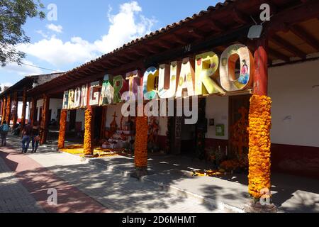 Situé à 20 minutes de Patzcuaro, Erongaricuaro (qui signifie « lieu d'attente » en langue Purepecha), célèbre le jour des morts du Mexique. Banque D'Images