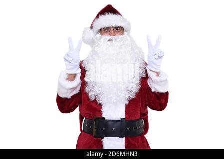 Homme âgé portant un costume traditionnel de Sant Claus avec ses mains levées faisant un geste de vee. Concept de victoire. Banque D'Images