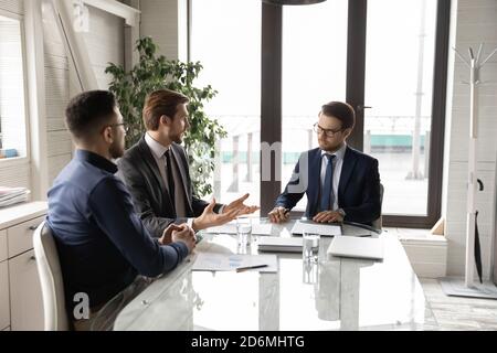 Confiant motivé divers hommes d'affaires discutant de projet. Banque D'Images