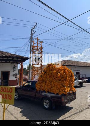 Situé à 20 minutes de Patzcuaro, Erongaricuaro (qui signifie « lieu d'attente » en langue Purepecha), célèbre le jour des morts du Mexique. Banque D'Images