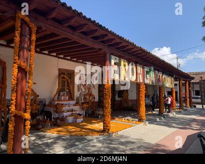 Situé à 20 minutes de Patzcuaro, Erongaricuaro (qui signifie « lieu d'attente » en langue Purepecha), célèbre le jour des morts du Mexique. Banque D'Images