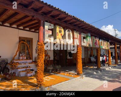 Situé à 20 minutes de Patzcuaro, Erongaricuaro (qui signifie « lieu d'attente » en langue Purepecha), célèbre le jour des morts du Mexique. Banque D'Images