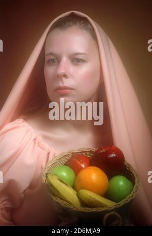 Portrait de femme adulte avec un panier de fruits sains comprenant pomme de banane Banque D'Images