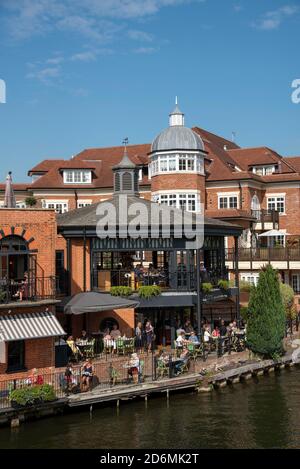 Eton, Buckinghamshire, Angleterre, Royaume-Uni. 2020. Vue d'ensemble de la Tamise à Eton vue de Windsor, Berkshire côté de cette célèbre rivière. Custom Banque D'Images