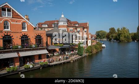 Eton, Buckinghamshire, Angleterre, Royaume-Uni. 2020. Vue d'ensemble de la Tamise à Eton vue de Windsor, Berkshire côté de cette célèbre rivière. Custom Banque D'Images