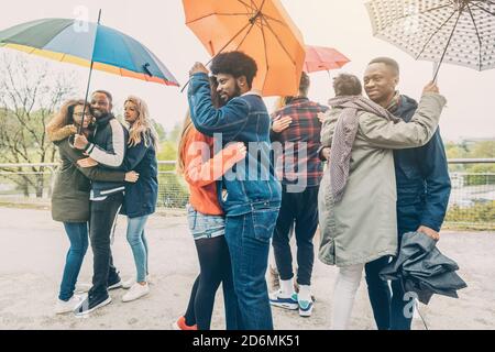 Danseurs dans le parc par temps pluvieux Banque D'Images