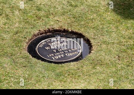 Turnberry, Ayrshire, Écosse, Royaume-Uni. Tom Watson avec la plaque commémorant son championnat ouvert 1977 'duel in the Sun' avec Jack Nicklaus. Banque D'Images