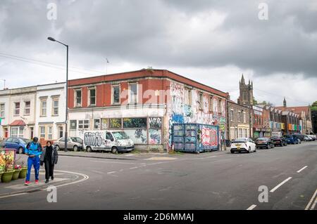 Un bâtiment couvert de graffiti dans la région de St Paul La ville de Bristol Banque D'Images