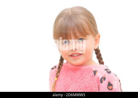 Une fille heureuse de 5 ans avec des picots. Banque D'Images