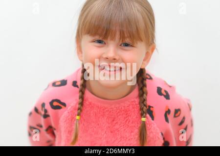 Une fille heureuse de 5 ans avec des picots. Banque D'Images