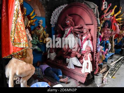 Kolkata, Inde. 18 octobre 2020. Le plus grand festival indien Durga Puja sera célébré en quelques jours. En Inde, de nombreux États ont restreint le festival cette année pour Covid-19. Un fabricant d'idoles qui prend une sieste de pouvoir à l'intérieur de son atelier pendant la période pandémique à Kumartuli, Kolkata. L'Inde a signalé 61,871 nouveaux cas de Covid-19 et 1,033 décès au cours des 24 dernières heures. Le nombre total de 7,494,552 cas dans le pays comprenait 783,311 cas actifs, 6,597,210 cas de récupération et 114,031 décès. (Photo de Sudipta Das/Pacific Press/Sipa USA) crédit: SIPA USA/Alay Live News Banque D'Images