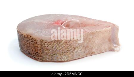 Steak de poisson frais de rivière cru isolé sur blanc. Banque D'Images