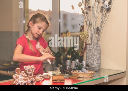 adorable enfant aidant dans la cuisine en préparant du pain d'épice de noël cookies Banque D'Images