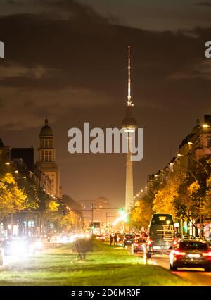 Berlin, Allemagne. 18 octobre 2020. Les nuages passent derrière la tour de télévision. Credit: Christophe bateau/dpa/Alay Live News Banque D'Images