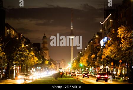 Berlin, Allemagne. 18 octobre 2020. Les nuages passent derrière la tour de télévision. Credit: Christophe bateau/dpa/Alay Live News Banque D'Images