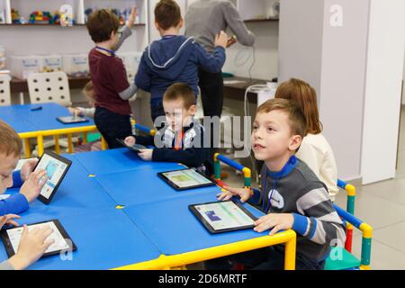 Grodno, Bélarus - 13 janvier 2019: Les élèves qui utilisent une tablette numérique en classe à l'école des technologies numériques Foresight. Banque D'Images