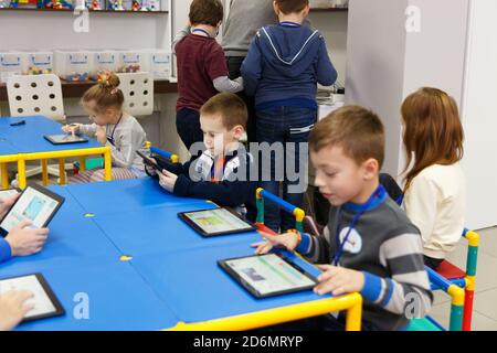 Grodno, Bélarus - 13 janvier 2019: Les élèves qui utilisent une tablette numérique en classe à l'école des technologies numériques Foresight. Banque D'Images