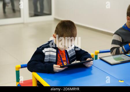 Grodno, Bélarus - 13 janvier 2019: Les élèves qui utilisent une tablette numérique en classe à l'école des technologies numériques Foresight. Banque D'Images