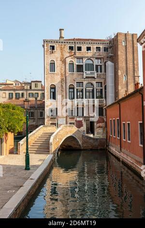 Bâtiment pittoresque avec canal et pont à Campo San Boldo, - Sestier de San Polo Centre du patrimoine mondial de l'UNESCO, Venise, Italie Banque D'Images