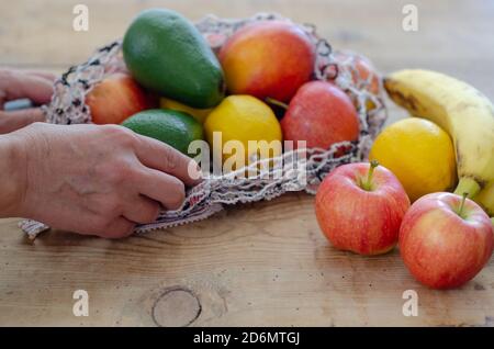 Pomme, banane, avocat, citron et pêche sont sur la table en bois Banque D'Images