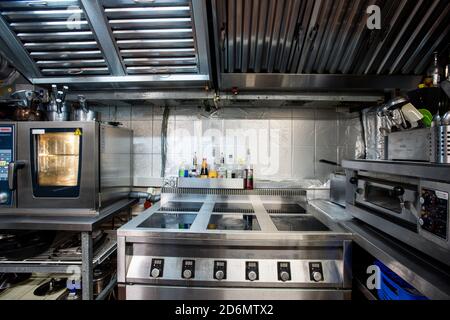 Partie de l'intérieur de la cuisine moderne de restaurant avec cuisinière électrique et four Banque D'Images