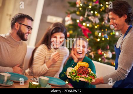 Jambon de Noël servi sur la table Banque D'Images