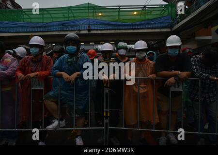 Bangkok, Thaïlande. 18 octobre 2020. Les groupes de bénévoles gardent les manifestants en sécurité. Préparez-vous à entretenir la zone de montage. Pour empêcher la police de briser la zone du monument de la victoire du rallye, Bangkok. (Photo de Teera Noisakran/Pacific Press) Credit: Pacific Press Media production Corp./Alay Live News Banque D'Images