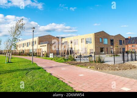 École primaire moderne de style cottage dans le nouveau domaine de logement "Triangel" dans la ville de Waddinxveen, Hollande. Banque D'Images