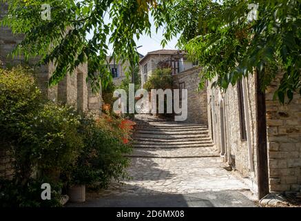 Petite rue pavée, Pano Lefkara, Chypre. Banque D'Images